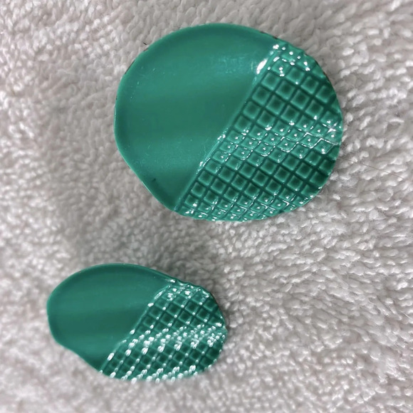 Vintage Green Painted Textured Metal Round Clip  On Earrings - Picture 6 of 8